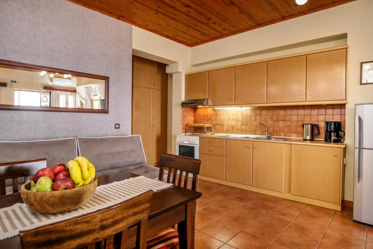 Annaview Apartments & Suites Плакиас Екстериор снимка