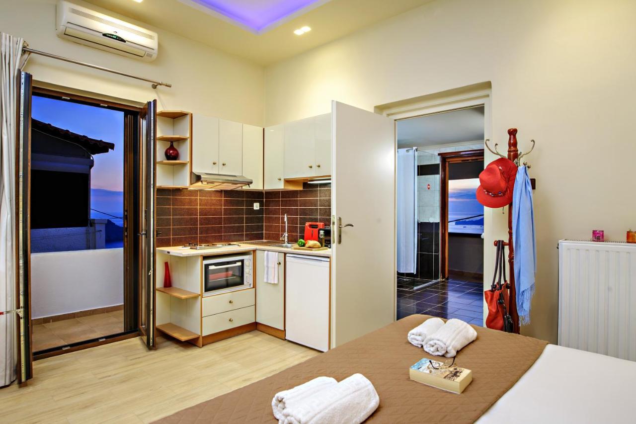 Annaview Apartments & Suites Плакиас Екстериор снимка